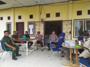 Babinsa Sertu Hasan Menjalankan Tugas Pengamanan Sidang Pleno Hasil Pemilu 2024 di PPK Kantor Camat Tebo Tengah